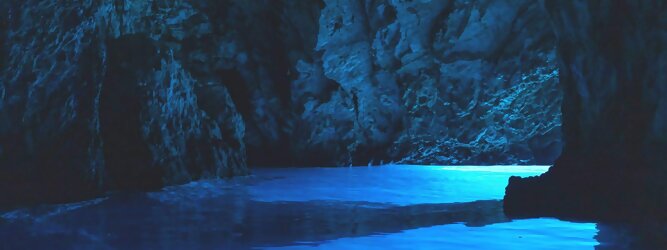 GranCanariaFerienhaus Reisetipps - Die Blaue Grotte von Bisevo in Kroatien ist nur per Boot erreichbar. Atemberaubend schön fasziniert dieses Naturphänomen in leuchtenden intensiven Blautönen. Ein idyllisches Highlight der vorzüglich geführten Speedboot-Tour im Adria Inselparadies, mit fantastisch facettenreicher Unterwasserwelt. Die Blaue Grotte ist ein Naturwunder, das auf der kroatischen Insel Bisevo zu finden ist. Sie ist berühmt für ihr kristallklares Wasser und die einzigartige bläuliche Farbe, die durch das Sonnenlicht in der Höhle entsteht. Die Blaue Grotte kann nur durch eine Bootstour erreicht werden, die oft Teil einer Fünf-Insel-Tour ist.
