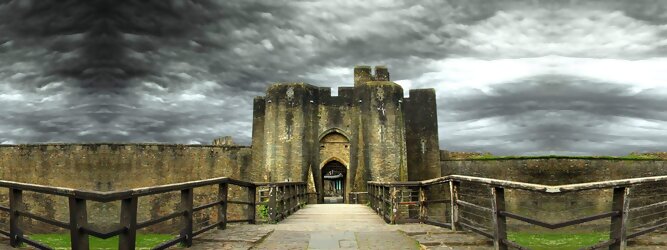 GranCanariaFerienhaus Reisetipps - Caerphilly Castle - ein Bollwerk aus dem 13. Jahrhundert in Wales, Vereinigtes Königreich. Mit einem aufsehenerregenden Turm, der schiefer ist wie der Schiefe Turm zu Pisa. Wie jede Burg mit Prestige, hat sie auch einen Geist, „The Green Lady“ spukt in den Gemächern, wo ihr Geliebter den Tod fand. Wo man in Wales oft – und nicht ohne Grund – das Gefühl hat, dass ein Schloss ziemlich gleich ist, ist Caerphilly Castle bei Cardiff eine sehr willkommene Abwechslung. Die Burg ist nicht nur deutlich größer, sondern auch älter als die Burgen, die später von Edward I. als Ring um Snowdonia gebaut wurden.