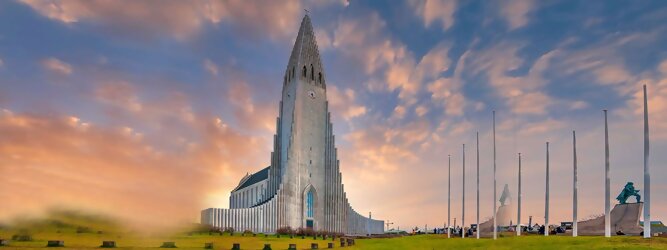 GranCanariaFerienhaus Reisetipps - Hallgrimskirkja in Reykjavik, Island – Lutherische Kirche in beeindruckend martialischer Betonoptik, inspiriert von der Form der isländischen Basaltfelsen. Die Schlichtheit im Innenraum erstaunt, bewegt zum Innehalten und Entschleunigen. Sensationelle Fotos gibt es bei Polarlicht als Hintergrundkulisse. Die Hallgrim-Kirche krönt Islands Hauptstadt eindrucksvoll mit ihrem 73 Meter hohen Turm, der alle anderen Gebäude in Reykjavík überragt. Bei keinem anderen Bauwerk im Land dauerte der Bau so lange, und nur wenige sorgten für so viele Kontroversen wie die Kirche. Heute ist sie die größte Kirche der Insel mit Platz für 1.200 Besucher.