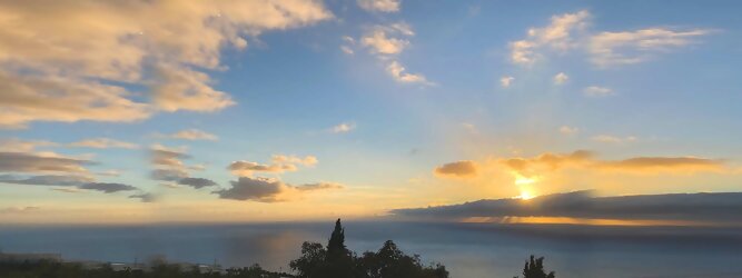 GranCanariaFerienhaus Insel Urlaub - La Palma macht ihrem Beinamen, die Schöne, alle Ehre. Das Kleinod im Atlantik erstrahlt in sattem Grün, verziert mit hübschen landestypischen Villen in den weit gestreuten Dörfern, eingerahmt von weichen Wellen des dunkelblauen atlantischen Ozeans, am Himmel ziehen malerische Formationen, bauschiger weißer Schäfchenwolken. Eine Bilderbuchidylle zum Verlieben. Die beliebtesten Orte für La Palma Ferien, locken mit besten Angebote für Hotels und Ferienunterkünfte mit Werbeaktionen, Rabatten, Sonderangebote für La Palma Urlaub buchen. Reisedaten eingeben und Hotel Flug Mietwagen Attraktionen Taxis für eine La Palma Reise flexibel buchen. Sollten sich die Pläne ändern, sind viele der Unterkünfte und Zimmer auf La Palma kostenfrei stornierbar.