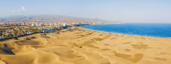 GranCanariaFerienhaus - Sanddünen unter dem Leuchtturm Der Leuchtturm von Maspalomas erhebt sich im Süden von Gran Canaria, inmitten eines Küstenabschnitts, der zu den meistbesuchten Touristengebieten Europas zählt. Von Düne zu Düne - der Strand von Maspalomas. In Maspalomas, Playa del Inglés und Meloneras gibt es viele Hotels und Ferienwohnungen sowie unzählige attraktive Möglichkeiten für Tag- und Nachtaktivitäten, um den Aufenthalt am und um den Strand angenehm zu gestalten. Seit die ersten Besucher erkannten, dass schönes Wetter hier eine tägliche Gewohnheit war, hat der Leuchtturm von Maspalomas Tausende von Sonnentagen, Flitterwochen, Schwimmen und Strandspaziergängen gezählt.