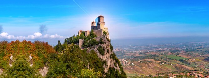 GranCanariaFerienhaus Urlaubsdestination - San Marino – Hol ihn dir – den heißbegehrten Einreise-Stempel von San Marino. Nimm deinen Reisepass, besuche die örtliche Tourismusbehörde, hier wird die kleine Trophäe in dein Reisedokument gestempelt, es sieht gut aus und ist eine supertolle Urlaubserinnerung. Dieses neue Trendy-Reiselust-Souvenir passt ausgezeichnet zu den anderen außergewöhnlichen Stempeln deiner vergangenen Reisen. San Marino ist ein sehr interessanter Zwergstaat, eine Enklave, vollständig von Italien umgeben, eine der ältesten bestehenden Republiken und eines der reichsten Länder der Welt. Die beliebtesten Orte für Ferien in San Marino, locken mit besten Angebote für Hotels und Ferienunterkünfte mit Werbeaktionen, Rabatten, Sonderangebote für San Marino Urlaub buchen.